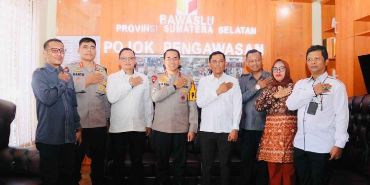 Kapolda Sumsel Irjen Andi Rian Djajadi di Kantor Bawaslu Provinsi : Saya Siapkan Penebalan Pengamanan Pilkada Serentak 2024