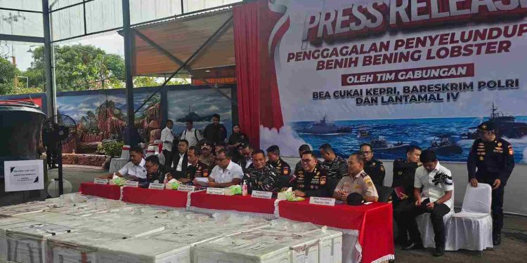 DIRKRIMSUS POLDA KEPRI HADIRI KEGIATAN KONFERENSI PERS PENYELUDUPAN BENIH BENING LOBSTER