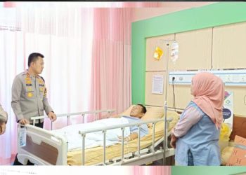 Wujud Kepedulian, Kapolres Banyuasin Anjangsana Kepada Dua Personil Polres Banyuasin Yang Sakit