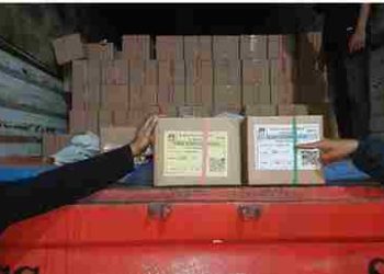 Personil Polres Banyuasin Laksanakan Pengamanan Kedatangan Surat Suara Pilkada 2024 di KPU Banyuasin