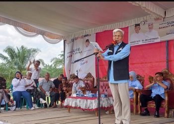H. Mawardi Yahya bersama Dr. Hj. RA Anita Noeringhati, SH., MH, menggelar kampanye dialogis di Lapangan Desa Panang Jaya