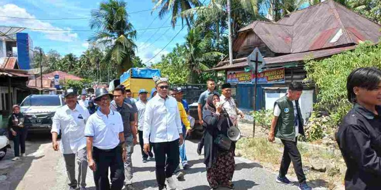 Otewe Sumbar dan Bersemi Menyapa Pedagang Pasar serta Masyarakat Nagari Muara Panas