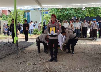 Kabag SDM Polres Banyuasin Pimpin Upacara Pemakaman Alm. Aipda Anta Wahyudha