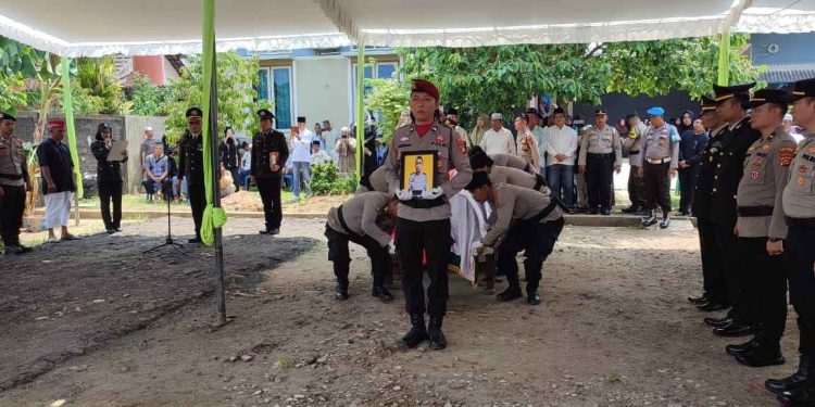 Kabag SDM Polres Banyuasin Pimpin Upacara Pemakaman Alm. Aipda Anta Wahyudha