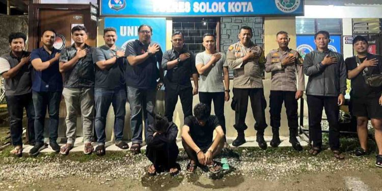 TIM Narkoba Polres Solok Kota Menangkap Pasutri di perumahan Saiyo Asri Residen Nan Balimo