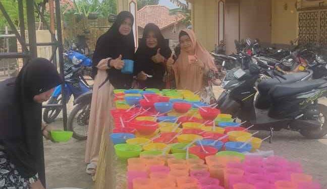 Ibuk mitra Yunita selaku ketua pengajian bundo kanduang kab banyuasin & di dampingi Hj. Era Yulia istri ketua IKM banyuasin lll