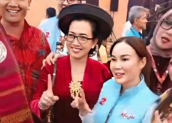 Li Claudia Candra Tunjukkan Sportivitas Tinggi, Salami Tim Lawan Usai Debat