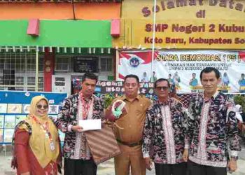 Kadis Zainal Jusmar Buka Acara Panen Karya Sekaligus Lounching Absen Barcode di SMPN 2 Kubung