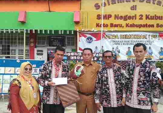 Kadis Zainal Jusmar Buka Acara Panen Karya Sekaligus Lounching Absen Barcode di SMPN 2 Kubung