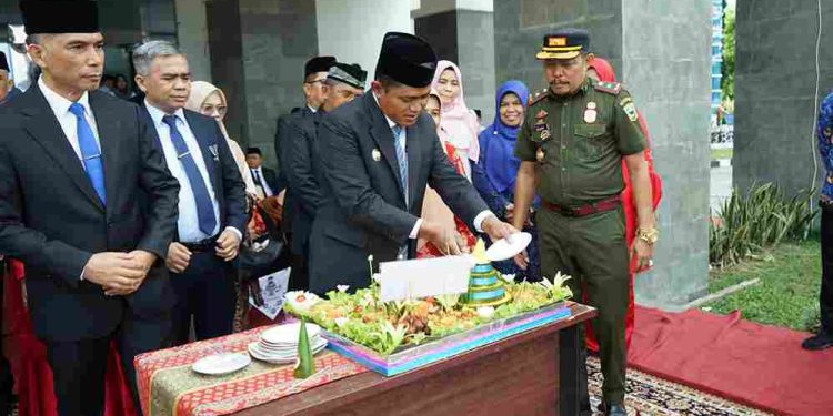 Wakil Bupati Solok Bertindak sebagai Inspektur Upacara Peringatan HUT KORPRI Ke 53 Tahun 2024
