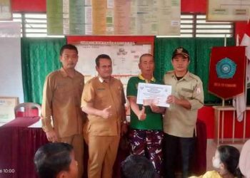 Kepala Desa Sri Kembang Cairkan BLT Dan bagikan Seragam Sekolah Dasar Dari Dana Desa Tahun 2024