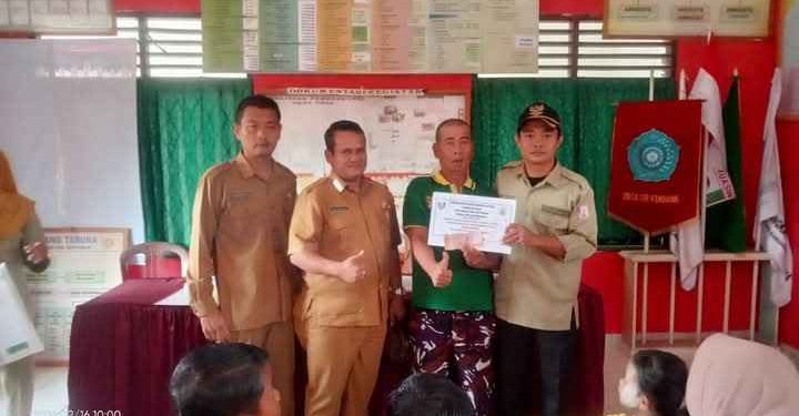 Kepala Desa Sri Kembang Cairkan BLT Dan bagikan Seragam Sekolah Dasar Dari Dana Desa Tahun 2024