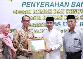 Wawako Solok Ramadhani Kirana Putra resmikan penyerahan bantuan secara simbolis Bedah Rumah yang dilaksanakan oleh Baznas Kota Solok