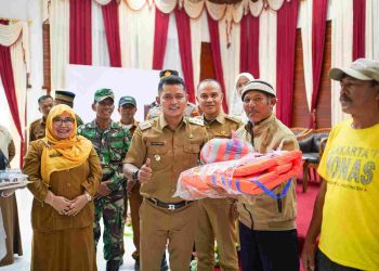Wakil Bupati Solok Serahkan Alat Penangkapan Ikan Tahun 2024