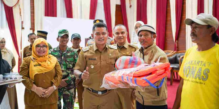 Wakil Bupati Solok Serahkan Alat Penangkapan Ikan Tahun 2024
