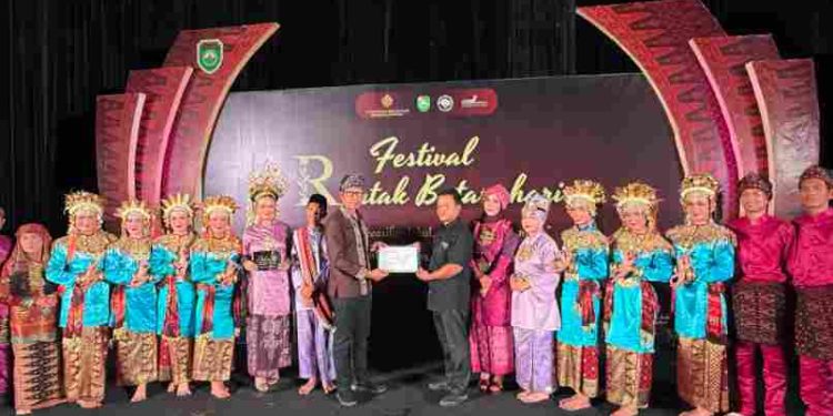 LUAR BIASA! TIM KESENIAN BANYUASIN MERAIH TERBAIK II DI FESTIVAL RENTAK BATANGHARI 2025