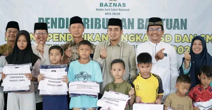 Ringankan Beban Siswa, Wako Solok Salurkan 331 Seragam Gratis bersama BAZNAS