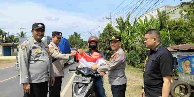 Dalam Rangka HUT RI Ke 80 Jajaran Polsek Betung Bagikan Bendera Merah Putih
