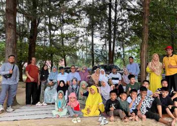 Keluarga Besar nenek Nurbaini dari Simawang Gelar Silaturahmi dan Wisata ke Pantai Carolin Padang