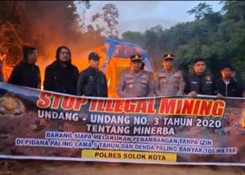 Polsek X Koto Diatas memasang Police Line diarea Penambangan Ilegal di Nagari Sulit Air
