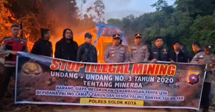 Polsek X Koto Diatas memasang Police Line diarea Penambangan Ilegal di Nagari Sulit Air