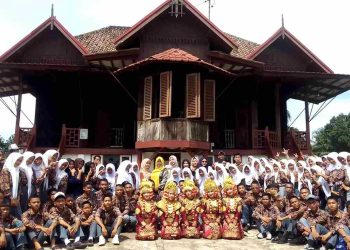 SMA Suak Tapeh Angkat Cerita Rakyat Banyuasin dari Kunjungan ke Rumah Bari