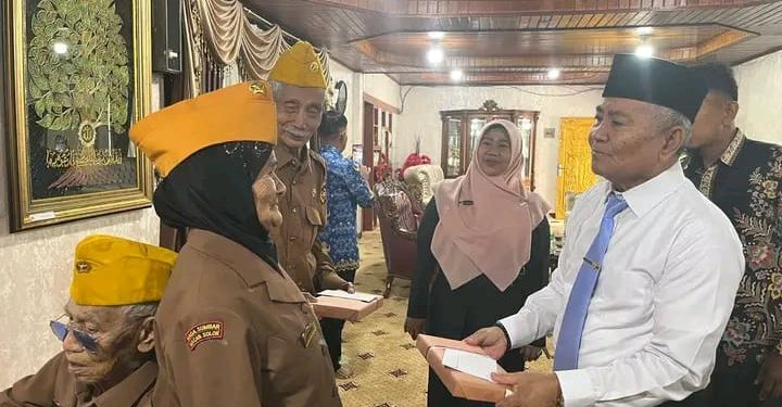 Wawako Solok Suryadi Nurdal Sambut Kedatangan Para Veteran Pada Peringatan Hari Pahlawan