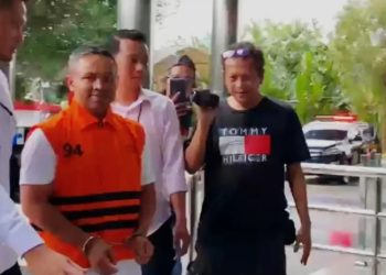 Gubernur Riau Resmi Kenakan Rompi Oranye KPK, Terseret Kasus Dugaan Korupsi